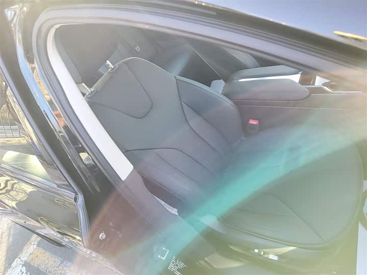 Фото 25 - Hongqi E-QM5