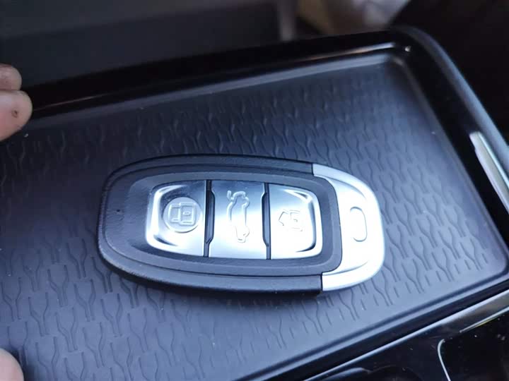 Фото 9 - Hongqi E-QM5