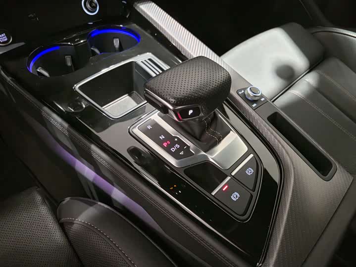 Фото 12 - Audi A4L