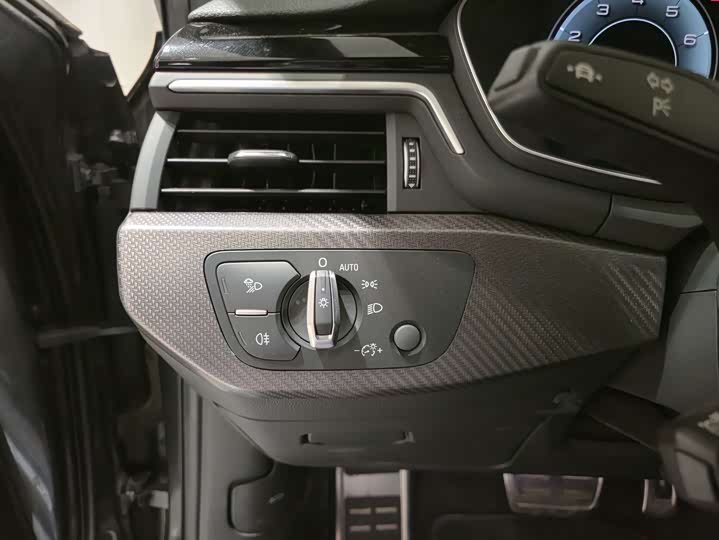 Фото 15 - Audi A4L