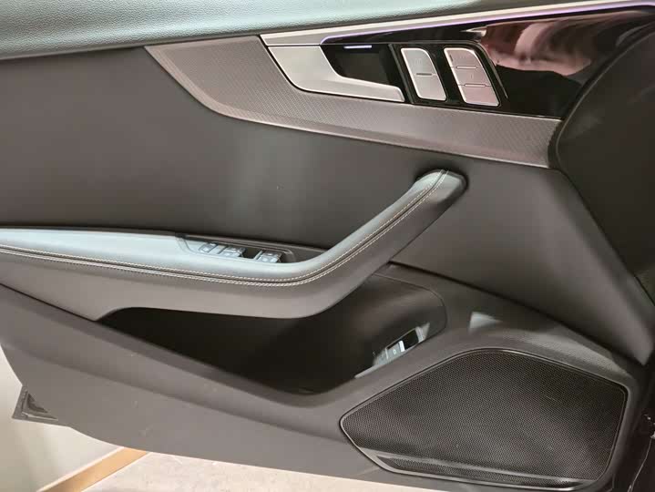 Фото 16 - Audi A4L