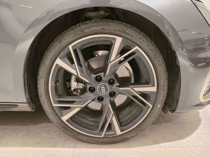 Фото 22 - Audi A4L