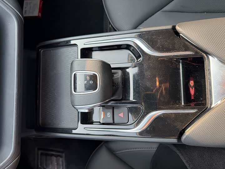 Фото 11 - Hongqi E-QM5