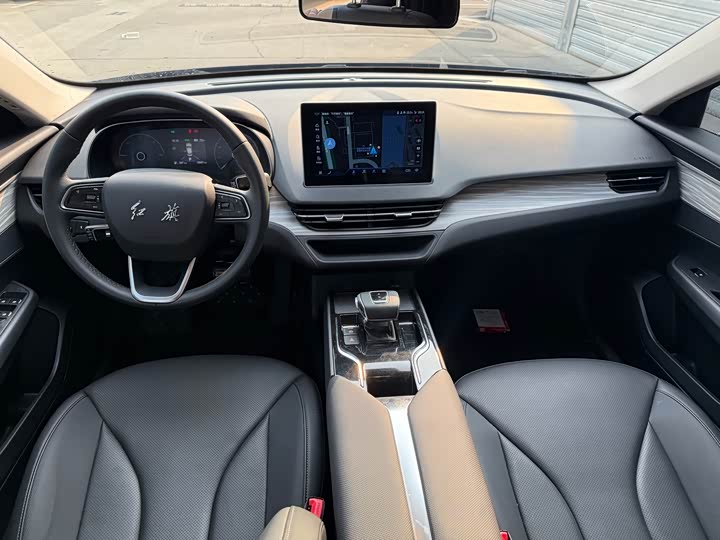 Фото 14 - Hongqi E-QM5