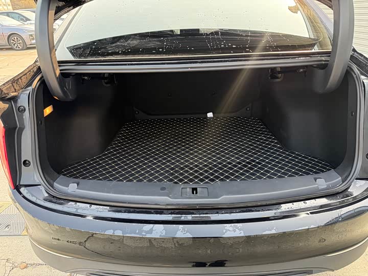 Фото 15 - Hongqi E-QM5