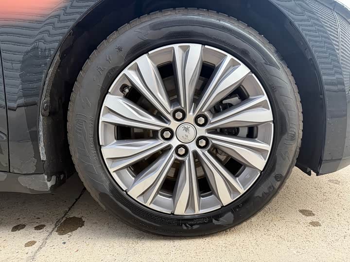 Фото 16 - Hongqi E-QM5