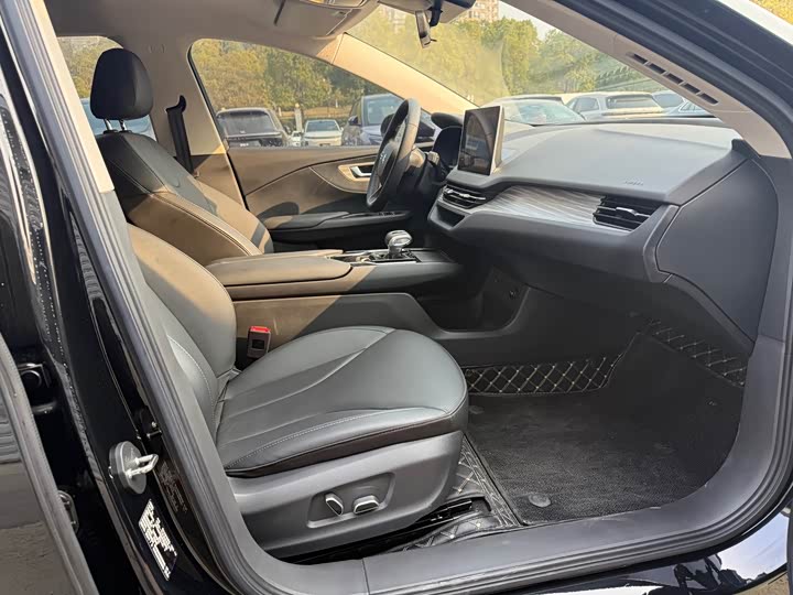 Фото 17 - Hongqi E-QM5