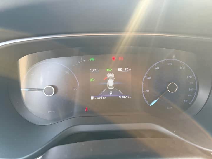 Фото 9 - Hongqi E-QM5