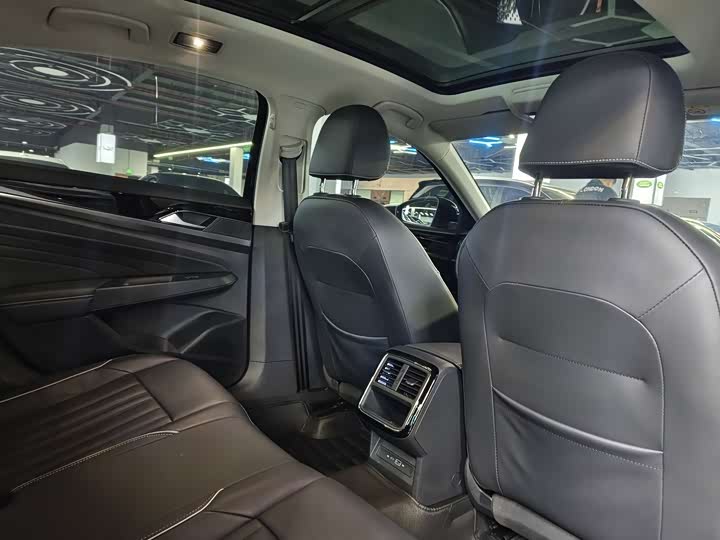 Фото 10 - Volkswagen Passat