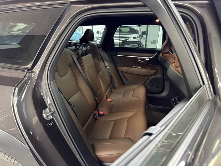 Фото 13 - Volvo V90