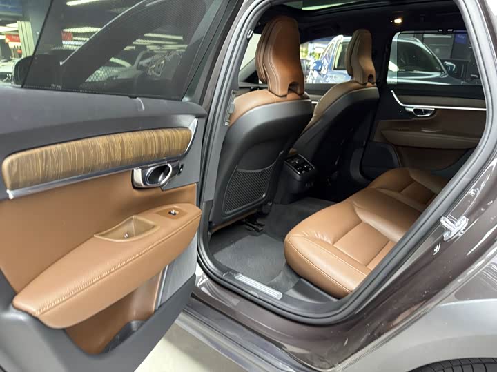 Фото 9 - Volvo V90