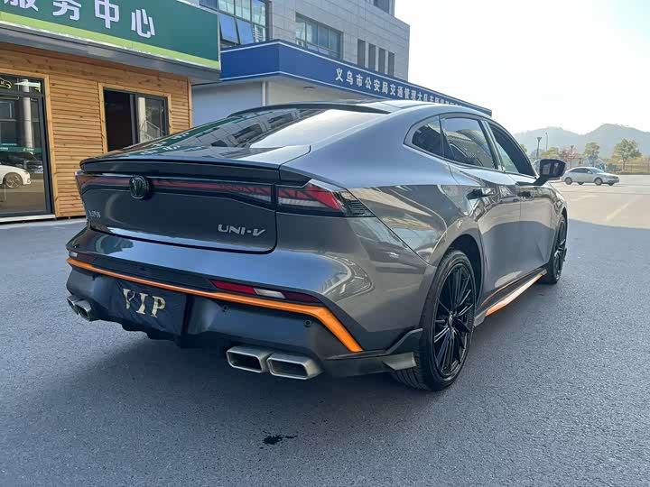 Фото 8 - Changan UNI-V