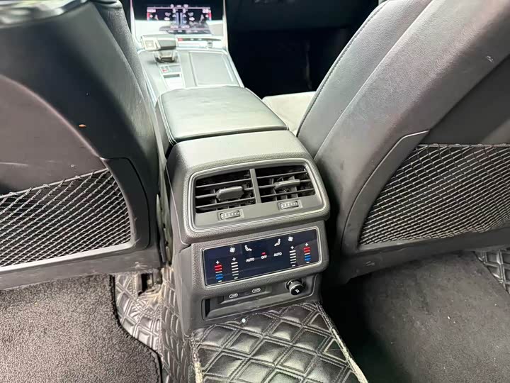 Фото 9 - Audi A6L