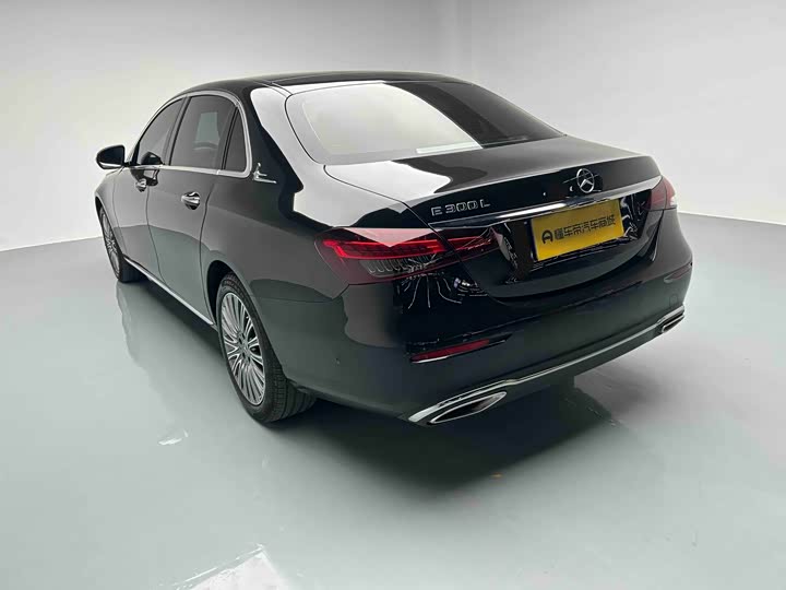 Фото 12 - Mercedes-Benz E-Class