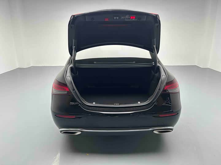 Фото 13 - Mercedes-Benz E-Class