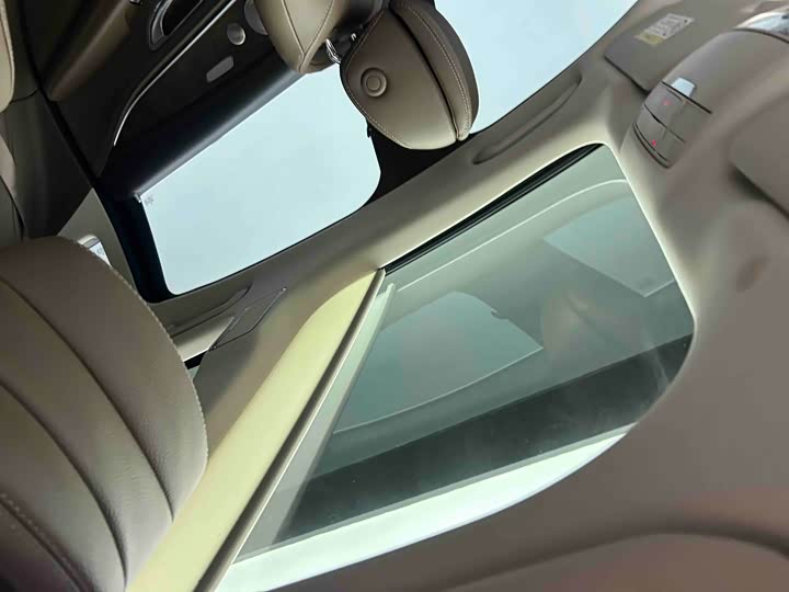 Фото 15 - Mercedes-Benz E-Class