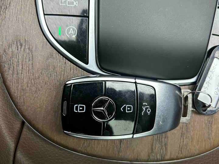 Фото 18 - Mercedes-Benz E-Class