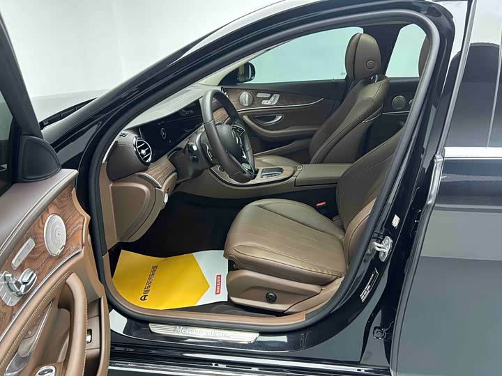 Фото 19 - Mercedes-Benz E-Class