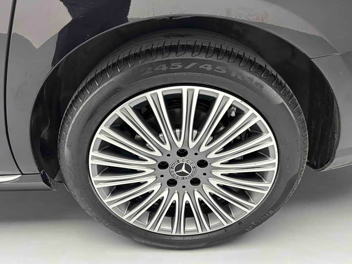 Фото 3 - Mercedes-Benz E-Class