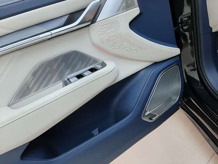 Фото 13 - Zeekr 001