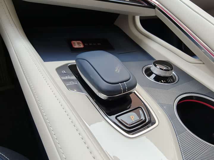 Фото 23 - Zeekr 001