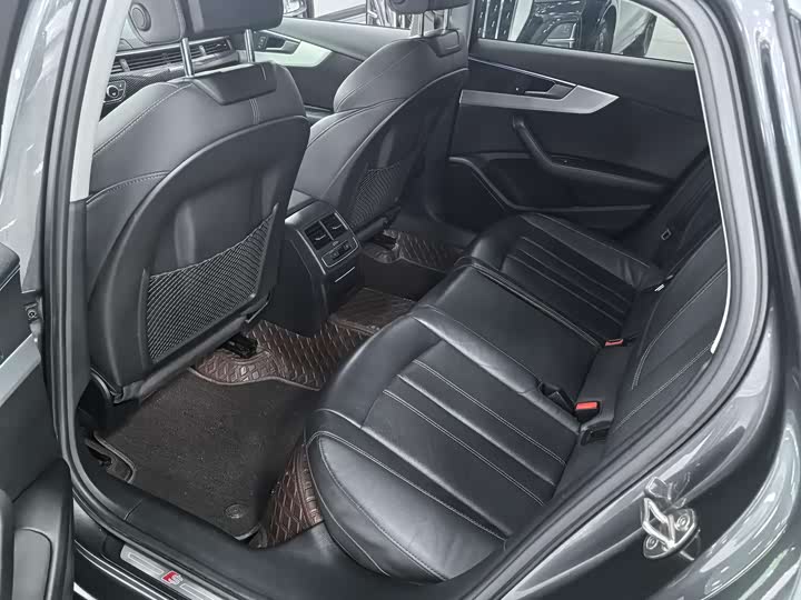 Фото 22 - Audi A4L