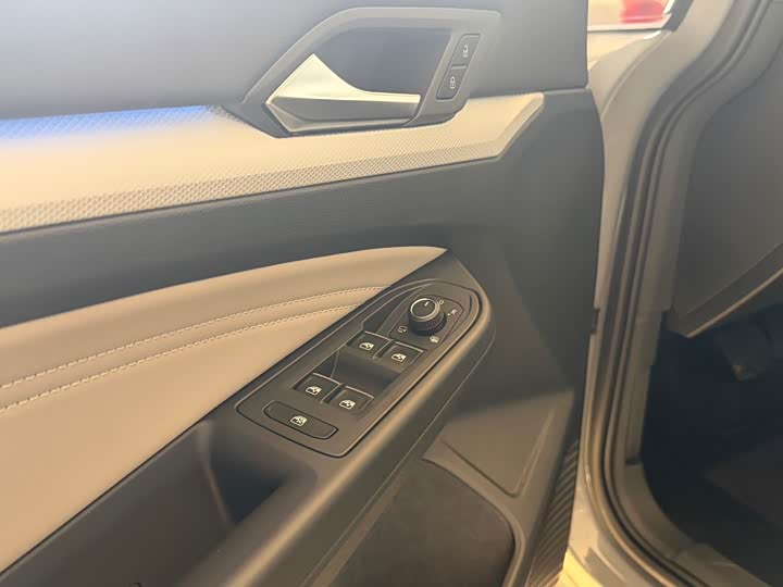 Фото 5 - Volkswagen Golf