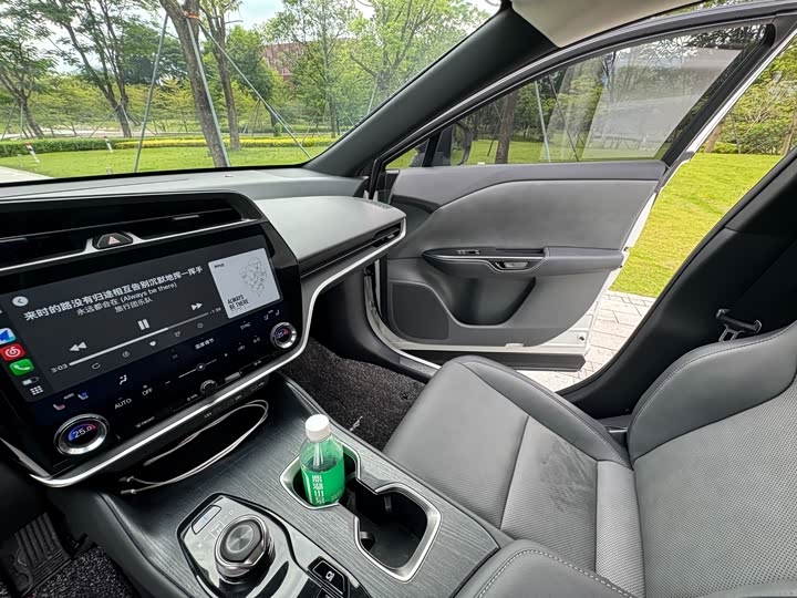 Фото 13 - Lexus RZ