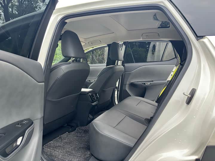 Фото 14 - Lexus RZ