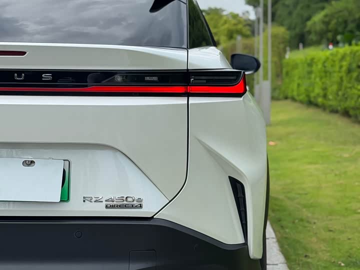 Фото 18 - Lexus RZ