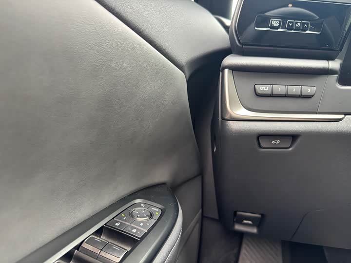 Фото 7 - Lexus RZ