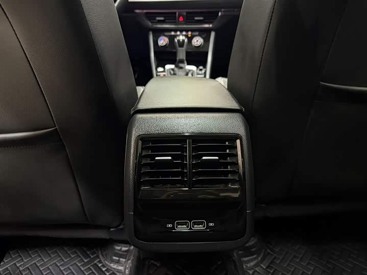 Фото 19 - Volkswagen Sagitar L