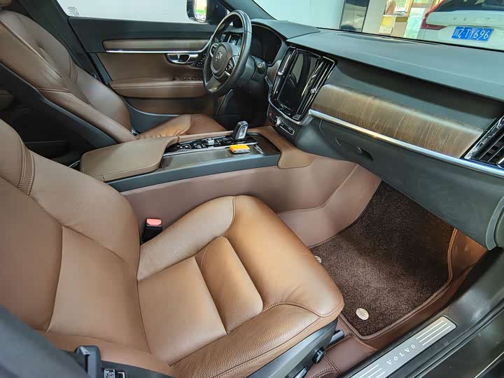 Фото 10 - Volvo V90