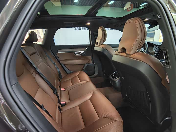 Фото 11 - Volvo V90