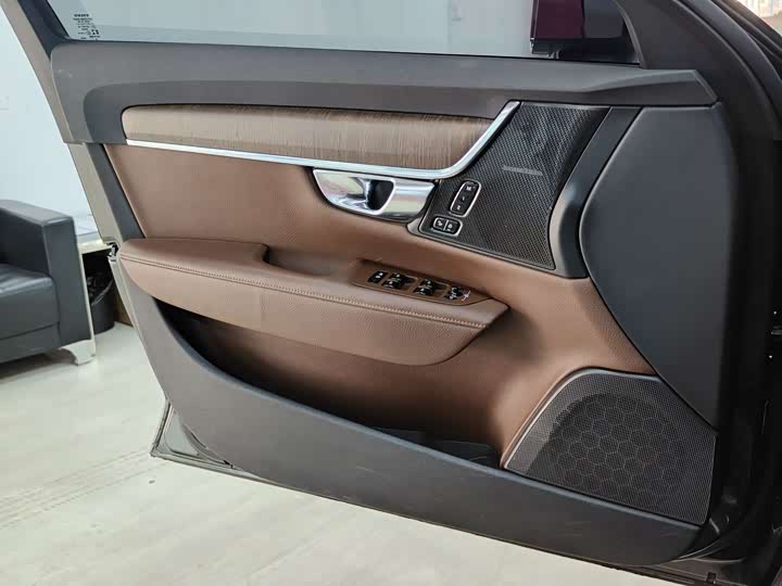 Фото 13 - Volvo V90