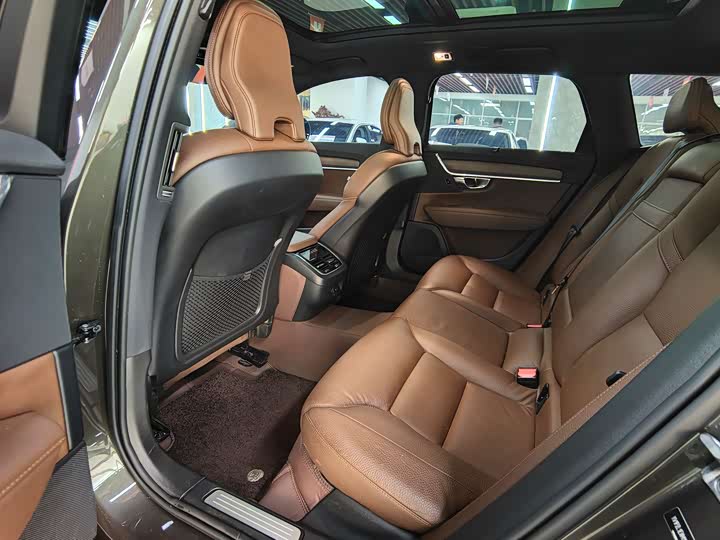 Фото 8 - Volvo V90