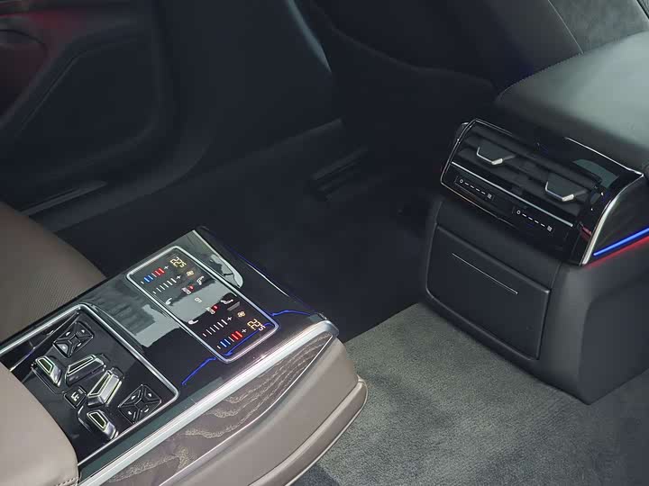 Фото 16 - Audi A8