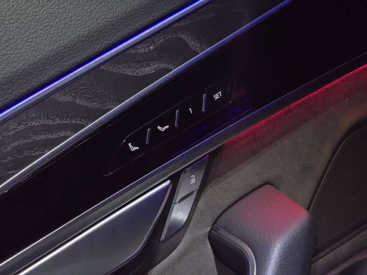 Фото 19 - Audi A8