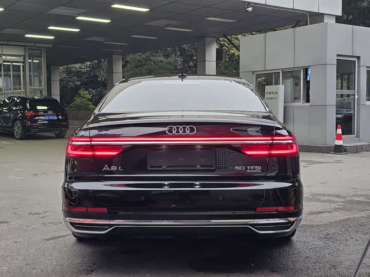 Фото 3 - Audi A8