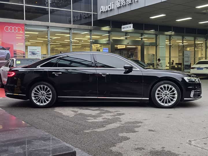 Фото 5 - Audi A8