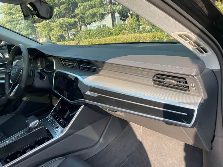 Фото 16 - Audi A6L