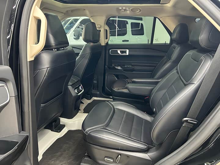 Фото 9 - Ford Explorer