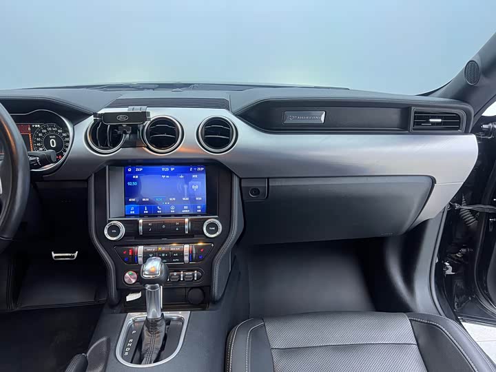 Фото 22 - Ford Mustang