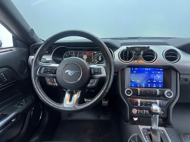 Фото 23 - Ford Mustang