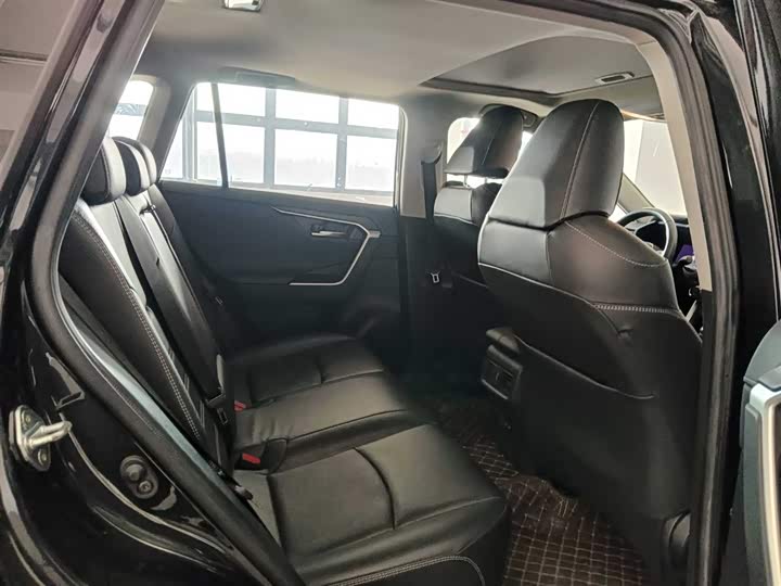 Фото 10 - Toyota RAV4