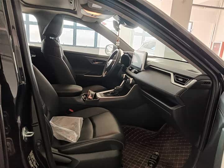 Фото 11 - Toyota RAV4