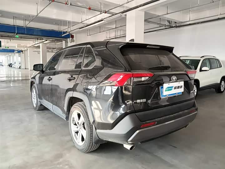 Фото 4 - Toyota RAV4