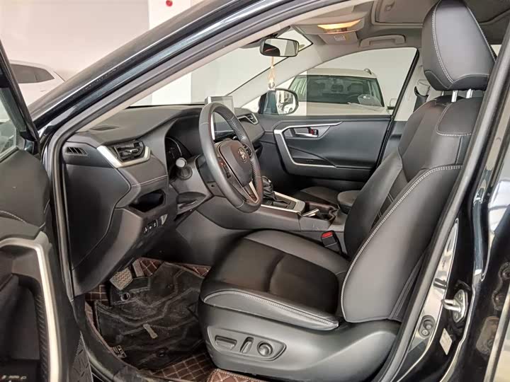 Фото 8 - Toyota RAV4