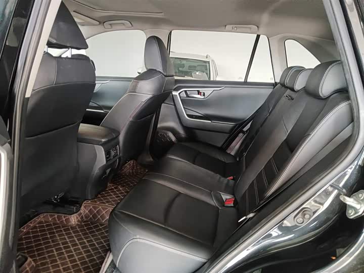 Фото 9 - Toyota RAV4