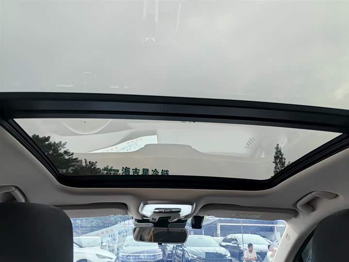 Фото 17 - Hongqi H5